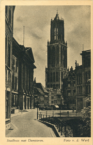 1501 Gezicht op de Stadhuisbrug te Utrecht met links het Stadhuis en op de achtergrond de huizen aan de Vismarkt en de ...